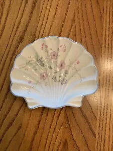 VTG ROYAL ALBERT 'ASTBURY' STAFFORDSHIRE BONE CHINA SCALLOP SHELL SHAPED DISH - Picture 1 of 5