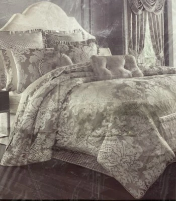 J. Juego de 4 edredón Queen New York Chandelier King plateado Foto 1 de 4