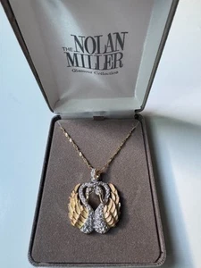 Collana Vintage NOLAN MILLER Designer Doppio Cigno Smalto/Cristalli Pendente Nuova - Foto 1 di 4