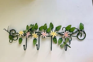 Portaoggetti da parete 4 ganci vintage metallo dipinto floreale centro casetta shabby chic - Foto 1 di 6