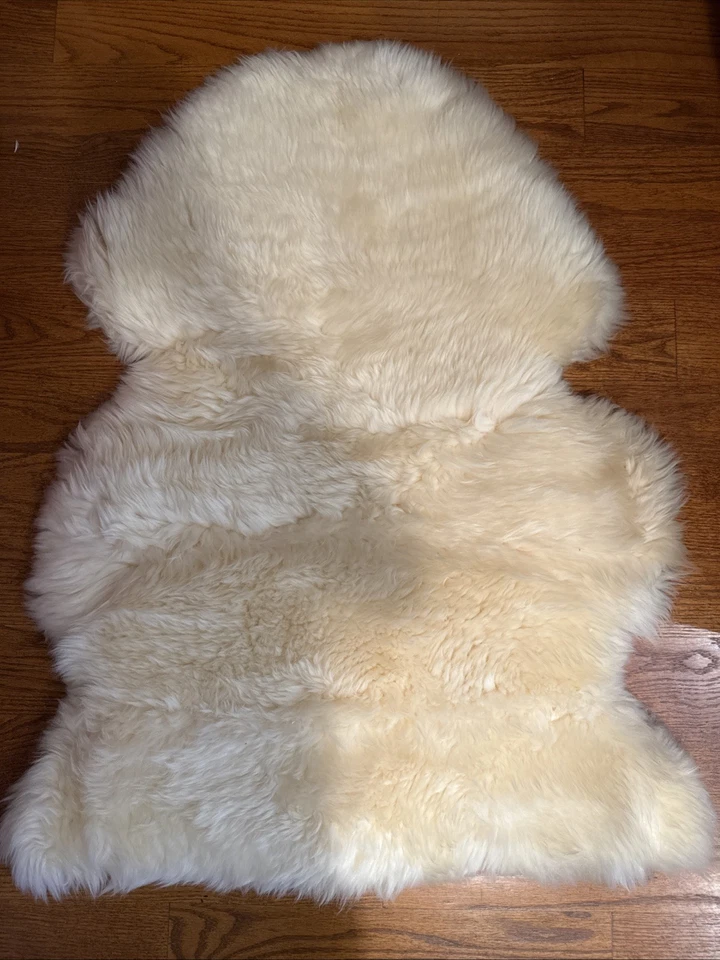 Alfombra de piel sintética blanca Bowron alfombra de piso con acento de habitación alfombra decorativa Foto 1 de 4