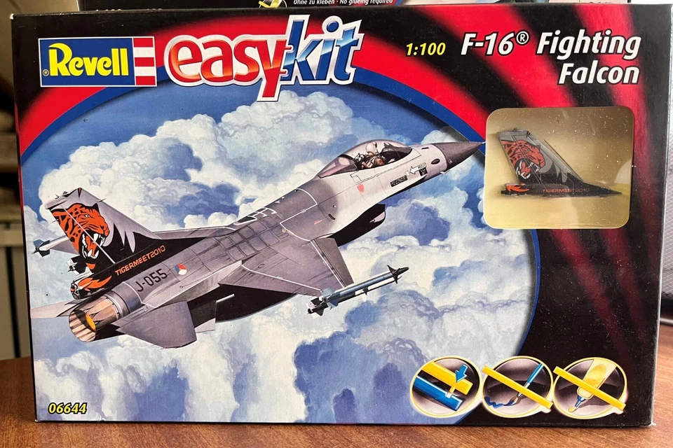 Revell EasyKit 06644 F-16 Fighting Falcon 1:100 Set - Image 1 of 1