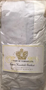 FALDA DE CAMA REINA DOBLE HEMSTITCH CORTE DE VERSAILLES SATENO BLANCA NIOP - Imagen 1 de 2