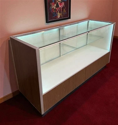 Vitrina iluminada Berg de 6', vitrina de piso vintage, mostrador de tienda minorista de vidrio Foto 1 de 4