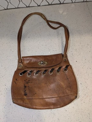 VINTAGE 1970’s   LEATHER  SHOULDER BAG With Brass Clasp Approx 8x7 - Image 1 of 4