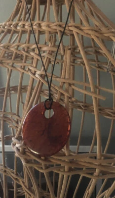 Medallón Cornalina Lucite 2” Sobre Cordón Negro Veado Naranja Quemado De Colección Años 70’s Foto 1 de 4