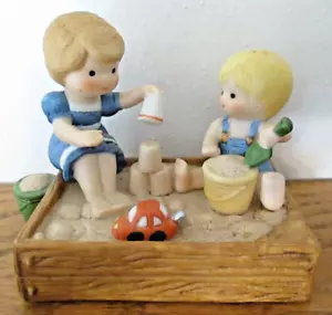 VINTAGE ENESCO COUNTRY COUSINS Polly & Skip Playing in Sandbox 1985 #304255 - Picture 1 of 5