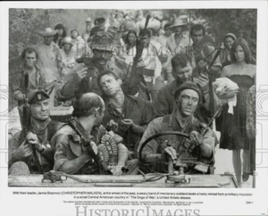1980 Pressefoto Schauspieler Christopher Walken & Co-Stars in "Die Hunde des Krieges" Film - Bild 1 von 2
