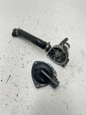 06 2006 Triumph Tiger 955i 原始设备制造商水泵叶轮保护套 外壳 帽子总成 — 第 1/4 张图片