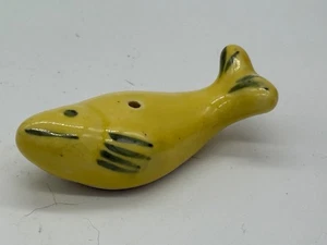 Vintage gelber und grüner Keramik Fisch Salzstreuer, ohne Stopfen - Bild 1 von 4