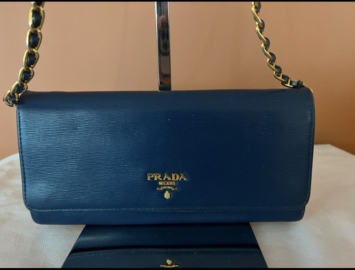 Autentico portafoglio pochette Prada blu pelle morbida convertibile su catena Preloved