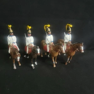 Four Soldiers On Horseback Lead Figures Figurine. White And Yellow - Bild 1 von 12