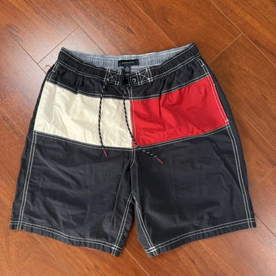 Pantalones cortos de natación Tommy Hilfiger para hombre pequeños con bandera deletreada en bloques de colores Foto 1 de 4