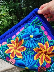 Pillow Covers 18" X 18" Embroidery Crewel Flowers Vibrant Royal Blue Set 2 EUC - Picture 1 of 18