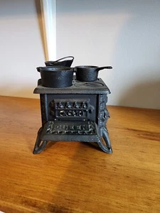 Vintage Queen Miniatur Kaminofen schwarz Gusseisen mit Zubehör antike Teile - Bild 1 von 5