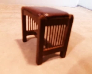 CASA DELLE BAMBOLE MINIATURA BESPAQ SGABELLO MODERNO 1" MOGANO NUOVO COME NUOVO - Foto 1 di 4