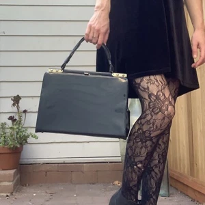 Entzückende Vintage schwarze Lackleder Geldbörse Abendtasche Clutch auf Kette - Bild 1 von 12