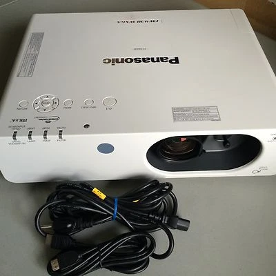 PANASONIC PT-FW430U FW430 WXGA HD PROJECTOR,3500 LUMENS,ONLY 940 ORIGINAL HOURS - Image 1 of 3
