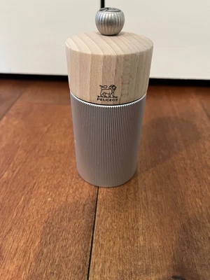 Molinillo de pimienta manual Peugeot Line 4,75" madera natural/aluminio Foto 1 de 3