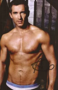 EMMERDALE & HOLLYOAKS* ANTHONY QUINLAN SIGNED 6x4 SEXY TOPLESS PHOTO+COA - Picture 1 of 1