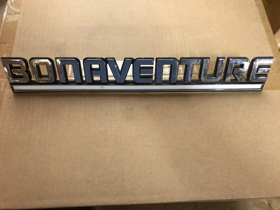 Эмблема переднего крыла GM 14052251 -- 1983–1987 Chevy G10 Bonaventure Van -- новая из старых запасов - Изображение 1 из 4