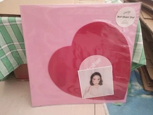 LAUFEY Valentine - Heart Shaped Red Vinyl Numbered EP w/ photo card No.2387# - Bild 1 von 3