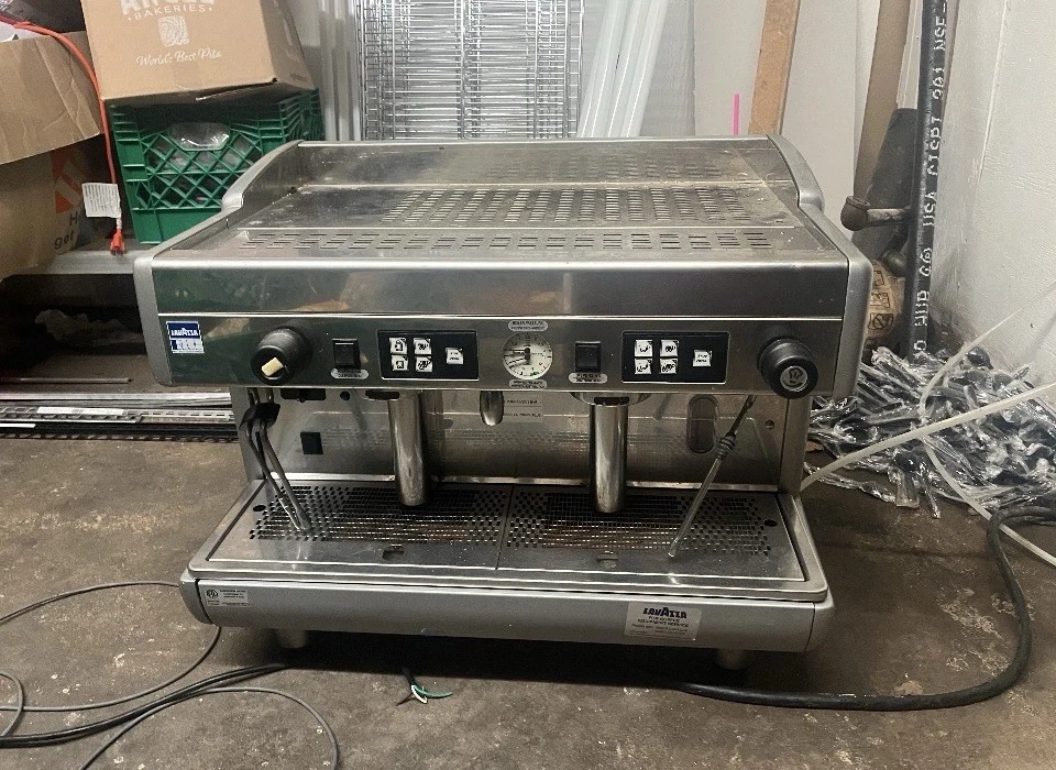 Máquina de café industrial Lava Blue con espumador de leche Foto 1 de 1