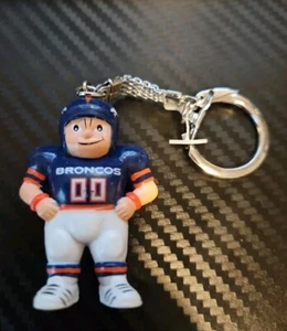 VINTAGE 1987 Denver Broncos LIL SPORT GÖRE SCHLÜSSELANHÄNGER B1 - Bild 1 von 1