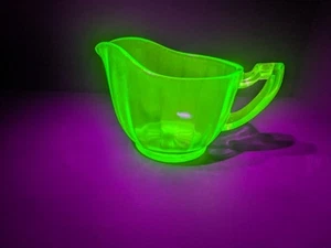 Uranium Glass Cream/Gravy Dish. Glows Great. Collectible - Picture 1 of 6