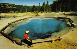 PISCINA TÉRMICA Parque Nacional de Yellowstone, Wyoming década de 1950 postal vintage - Imagen 1 de 2