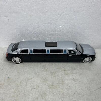 1/24 Maisto Playerz 2005 Chrysler 300C Hemi Limousine Black Silver - Image 1 of 4