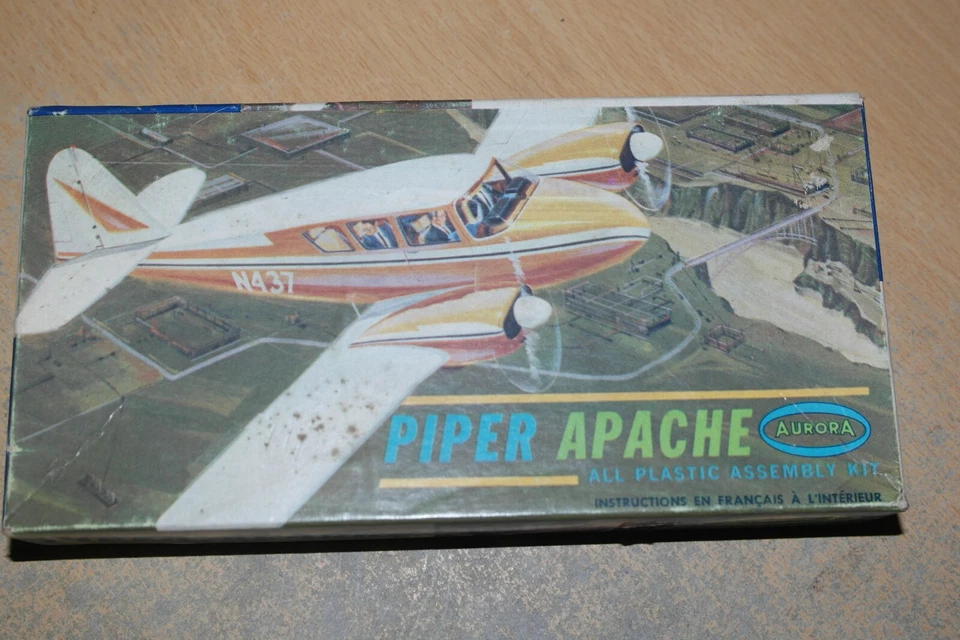 AURORA 1:72  PIPER APACHE  280 - Image 1 of 1