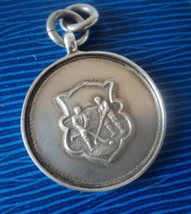 Medalla De Fob De Plata Esterlina Vintage Temprana H/M 1926 - Hockey / Shinty - Foto 1 di 3