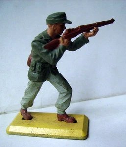 FIGURINE BRITAINS - SOLDAT ALLEMAND debout avec fusil - Picture 1 of 1