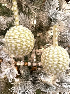 Kirkland's 4 pulgadas Adornos navideños tejidos blancos y dorados, incl. JUEGO DE 2 ADORNOS - Imagen 1 de 4