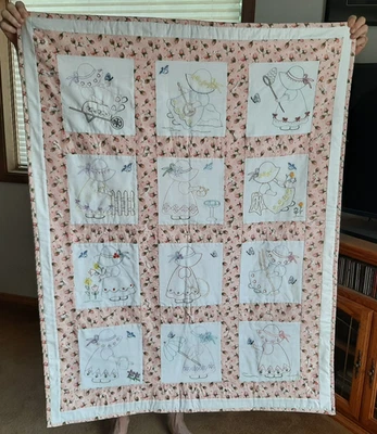 Edredón Sunbonnet Sue Baby Rosa Rosebud Borde y Espalda Bordado 38"x48" Atado Foto 1 de 4