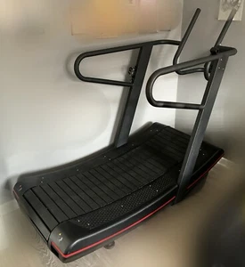 Curved Runner Treadmill With 9 Gears - Picture 1 of 6