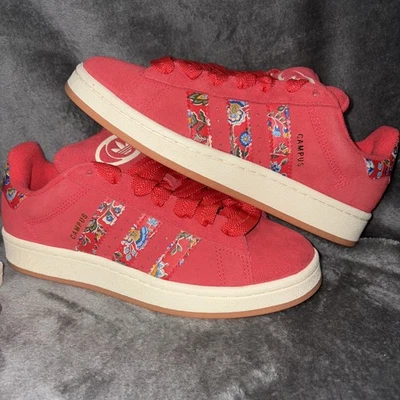 [JS1330] MUJER ADIDAS CAMPUS 00S 'LIBERTY LONDON ROJO SEMI LÚCIDO' 7,5w Foto 1 de 4