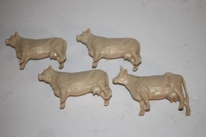 Posten von vier cremefarbenen Vintage Hartland Kunststoff Kühe F3 Tonnen Lastwagen. - Bild 1 von 5