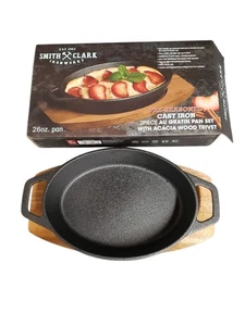 Smith & Clark Ironworks 2-teiliges Gusseisen Au Gratin Pfannenset - Akazie Untersetzer - Bild 1 von 4