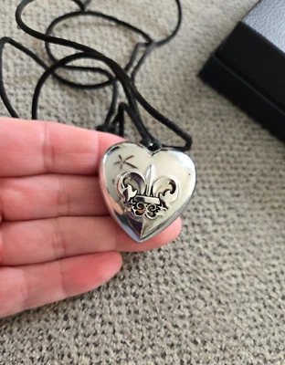 COLLAR Avon Outspoken por Fergie Forma de Corazón Deslizable Medallón Colgante Foto 1 de 4