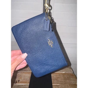 Portafoglio COACH da polso blu navy in pelle di ciottoli con zip e pochette - Foto 1 di 12