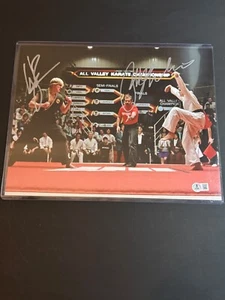 FOTO 11X14 FIRMADA KARATE KID-RALPH MACCHIO Y WILLIAM ZABKA - COBRA KAI BECKETT - Imagen 1 de 2
