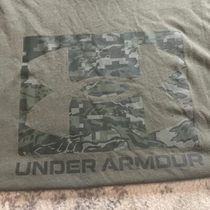 UNDER ARMOUR Camo Boxed Logo T-Shirt sz 2XL XX-Large Olive Green - Picture 1 of 3