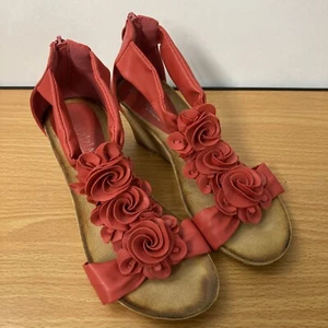Sandalia Patrizia by Spring Step para mujer 36 EU rojo arlequín floral cuña trasera con cremallera - Imagen 1 de 10
