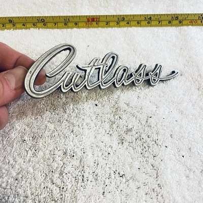 Insignia Oldsmobile Cutlass cromada emblema 8727372 vintage OEM 1968 1969 Foto 1 de 4