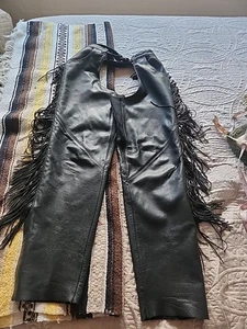 CHAPAS DE MONTAR HARLEY-DAVIDSON DE CUERO NEGRO CON FLECOS PARA HOMBRE...MEDIANAS - Imagen 1 de 14