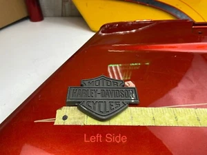 🔥Genuine Harley Fuel Tank Emblem Lado izquierdo Sportster 48 Cuarenta y ocho 49er OEM🔥 - Imagen 1 de 8