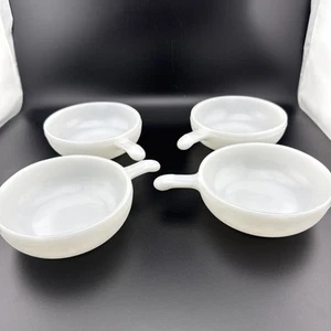 Lotto di 4 zuppiere vintage Glasbake manico bianco vetro latte testurizzato - Foto 1 di 11