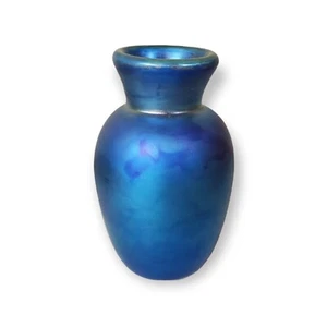 Splendido vaso in vetro iridescente blu, vintage, alto 4,25" marcato 1981 W.C. Fenton - Foto 1 di 11